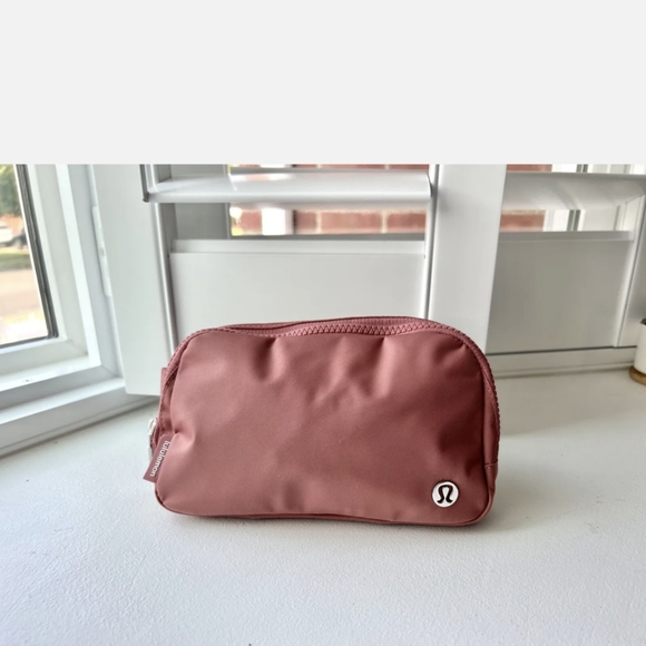 lululemon athletica Handbags - Lululemon Everywhere Belt Bag